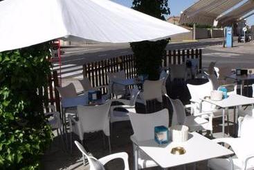 بنسيون Hostal Salones Victoria