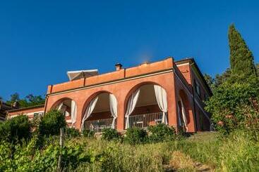 Отель Agriturismo Cerrolungo