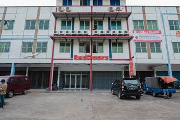 Отель Reddoorz Plus Near Kepri Mall