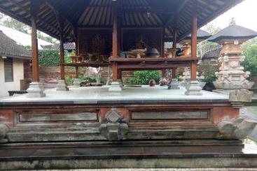 膳宿费 Suryadina Guest House