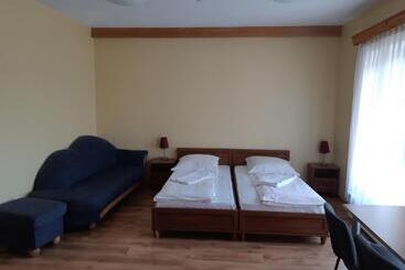 پانسیون Simon Dach Haus