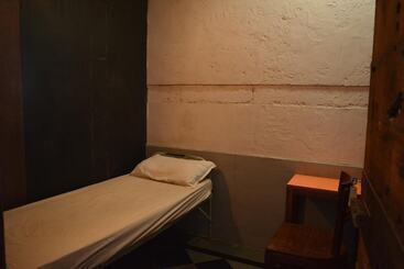 Hostel Vasantashram Csmt Mumbai, Free Wifi With 1940s Retro Vibe