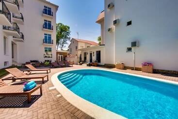 בית מלון כפרי Blue Lagoon