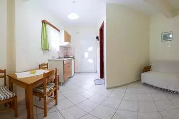 Ferienwohnungen Rousis Studios