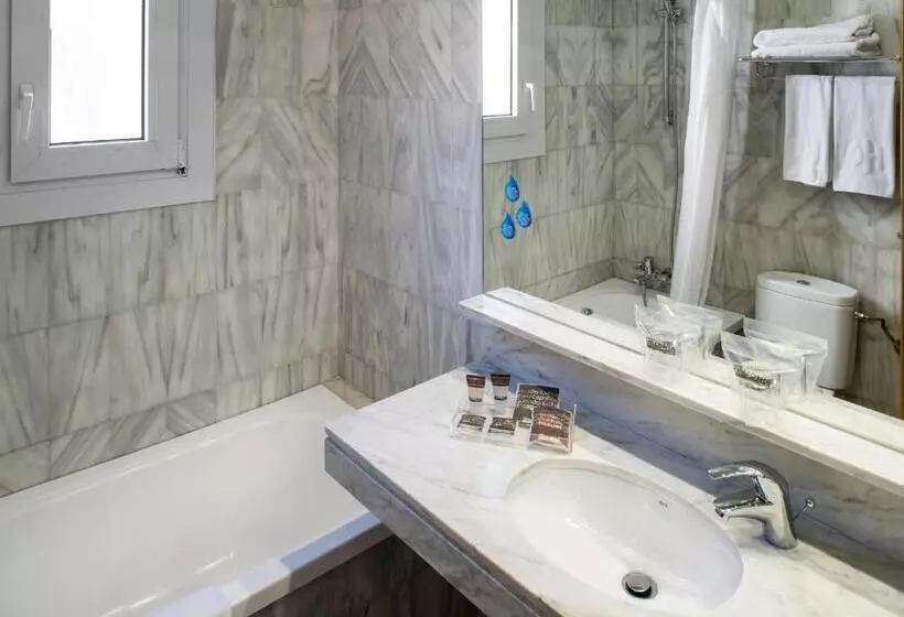 Отель Catalonia Castellnou