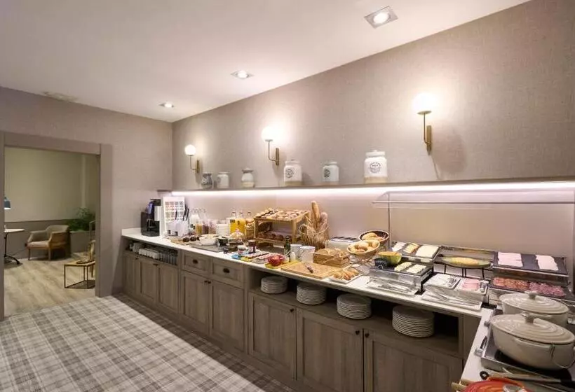 Отель Catalonia Castellnou