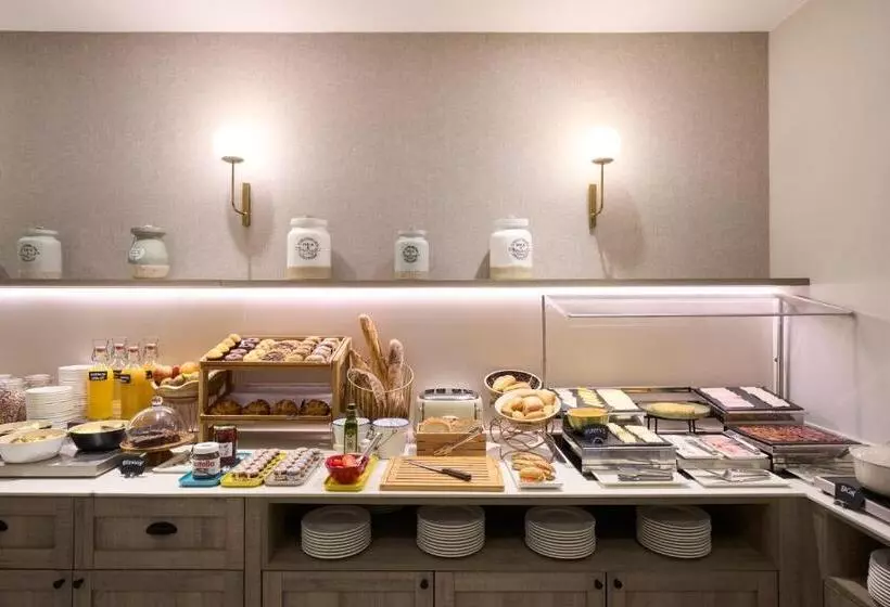 Отель Catalonia Castellnou