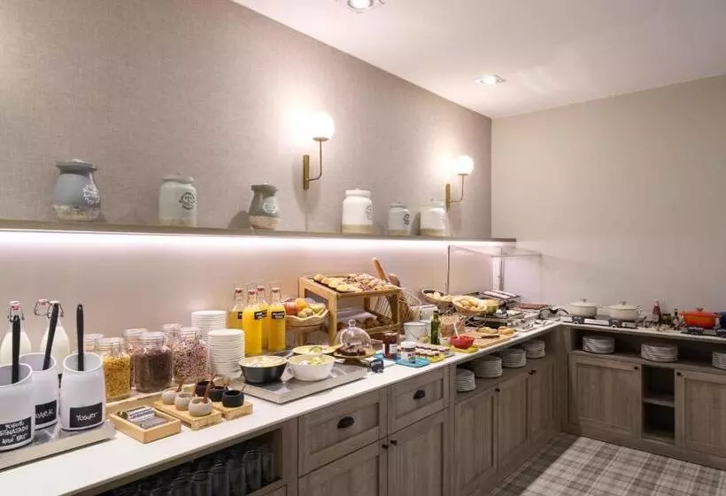 Отель Catalonia Castellnou