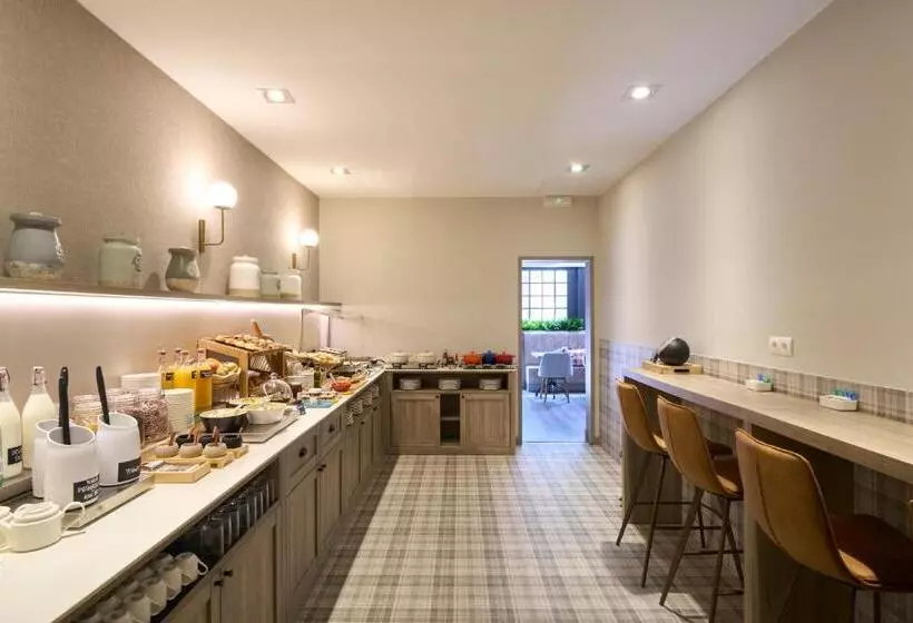 Отель Catalonia Castellnou