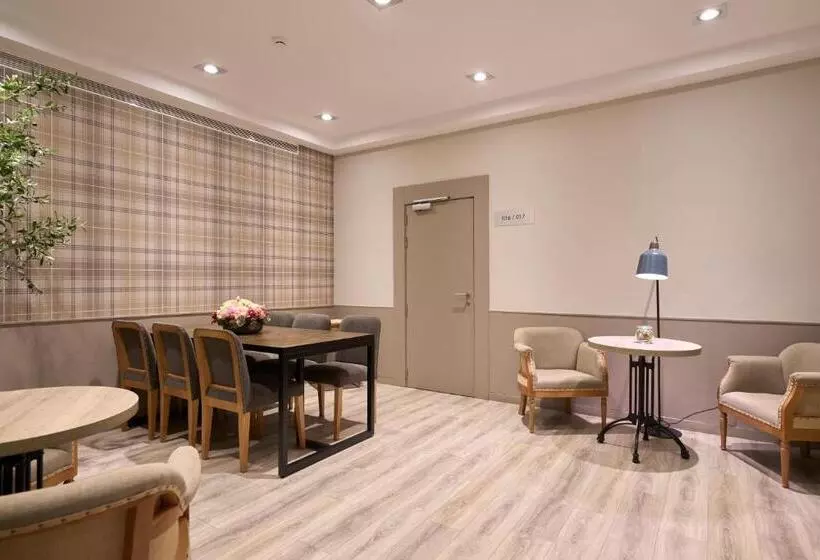 Отель Catalonia Castellnou