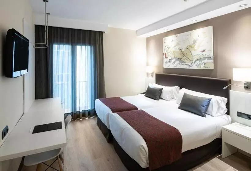 Отель Catalonia Castellnou