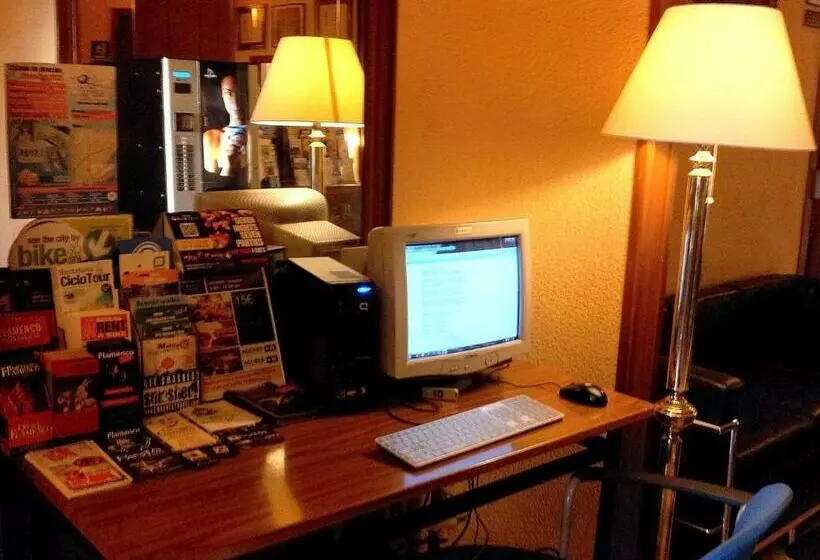 Отель Toledano Ramblas