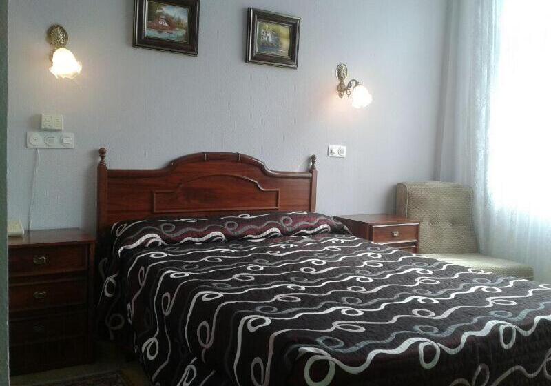 فندق Los Nogales