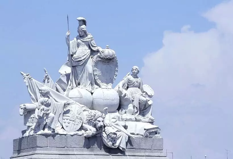 هتل Puerta De Toledo