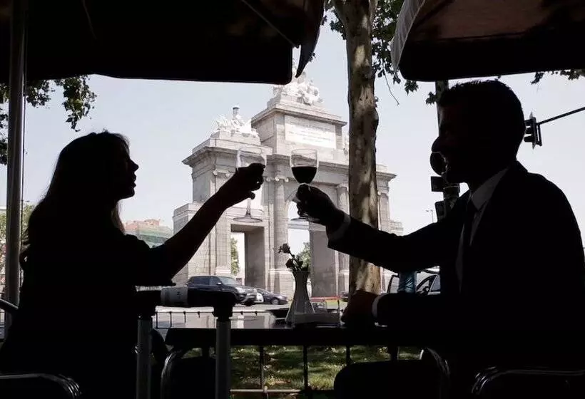 هتل Puerta De Toledo