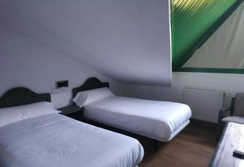 ホテル Sabiñanigo Camp &