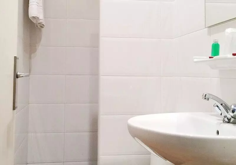 Отель Carbonell