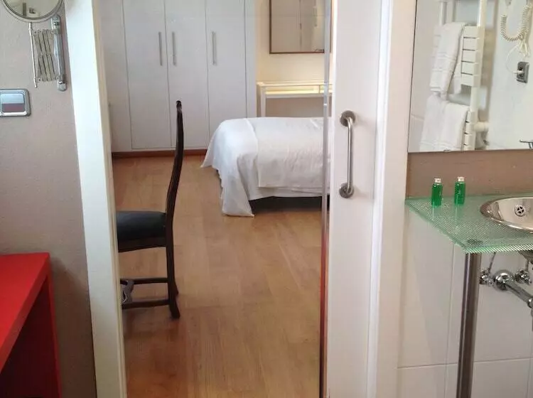 Отель Carbonell