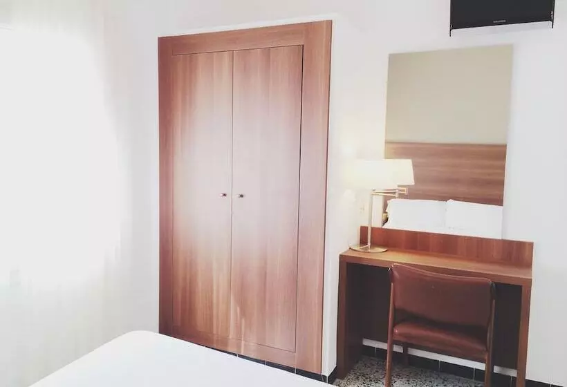 Отель Carbonell