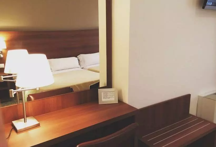 Отель Carbonell