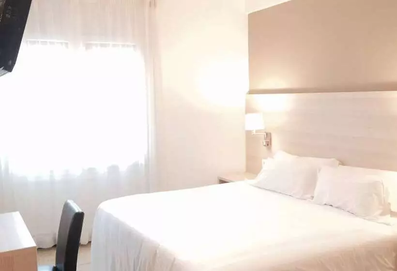 Отель Carbonell