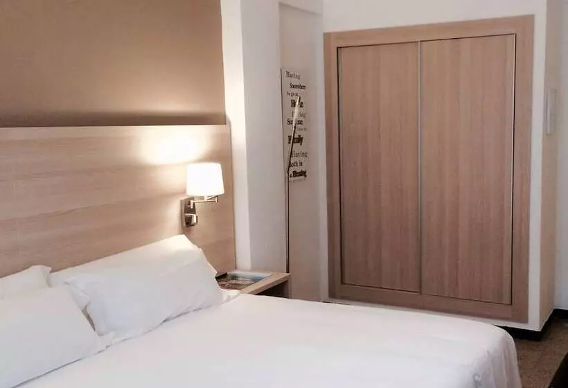 Отель Carbonell