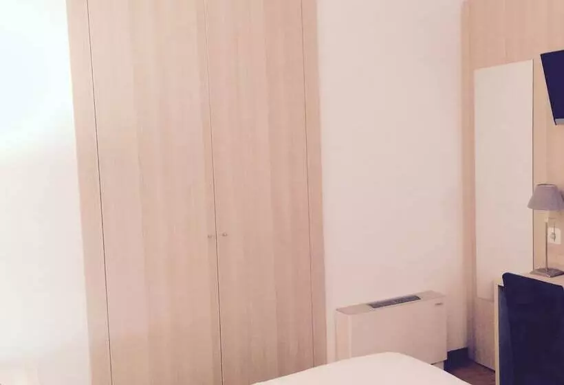 Отель Carbonell