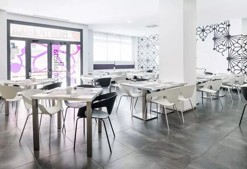 Отель Ilunion Romareda