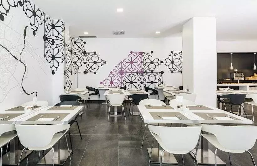 Отель Ilunion Romareda