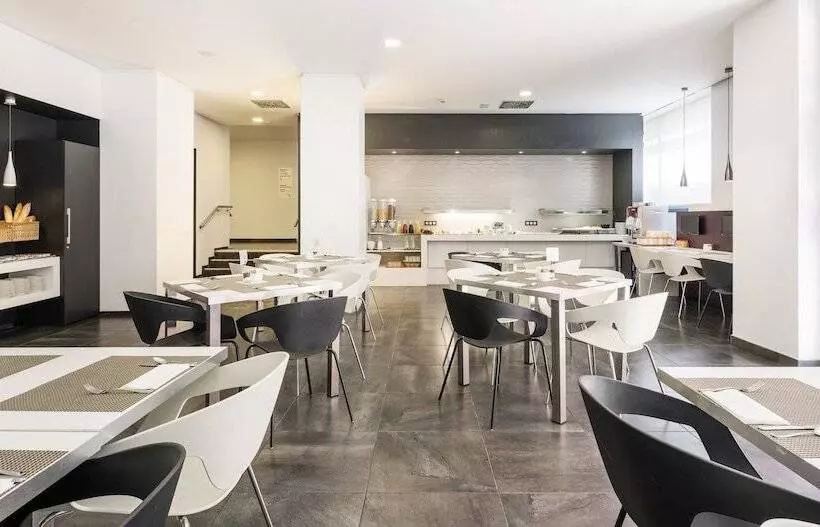 Отель Ilunion Romareda