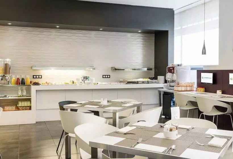 Отель Ilunion Romareda