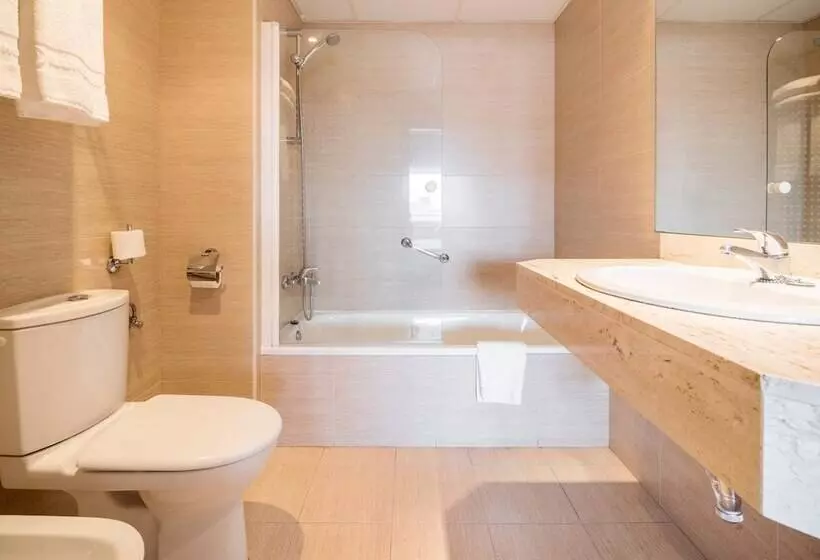 Отель Ilunion Romareda