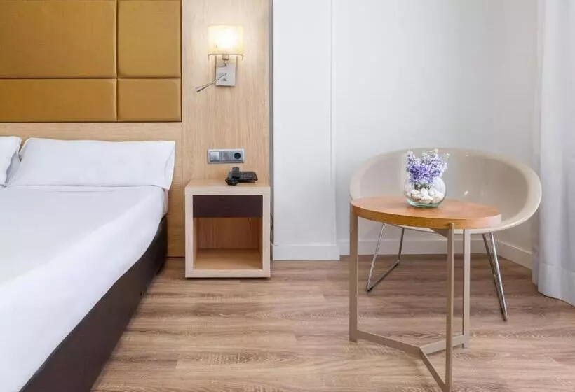 هتل Virgen De Los Reyes