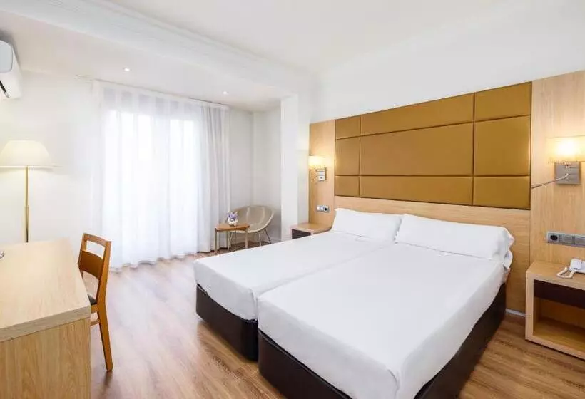 هتل Virgen De Los Reyes