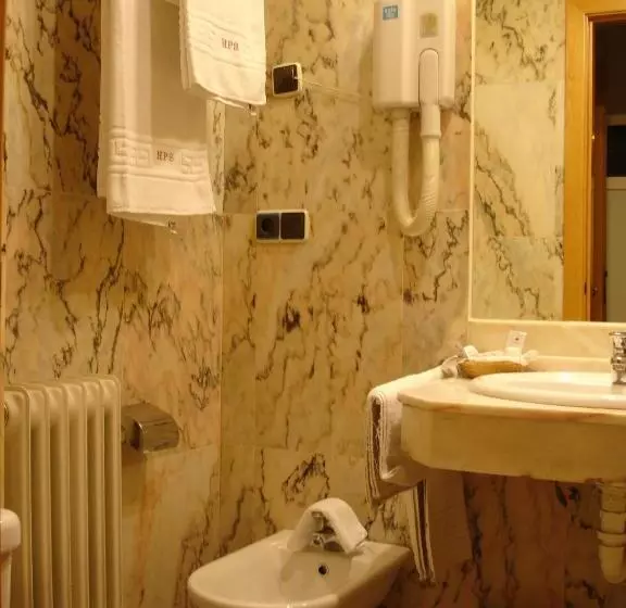 Albergue Revolutum Hostel