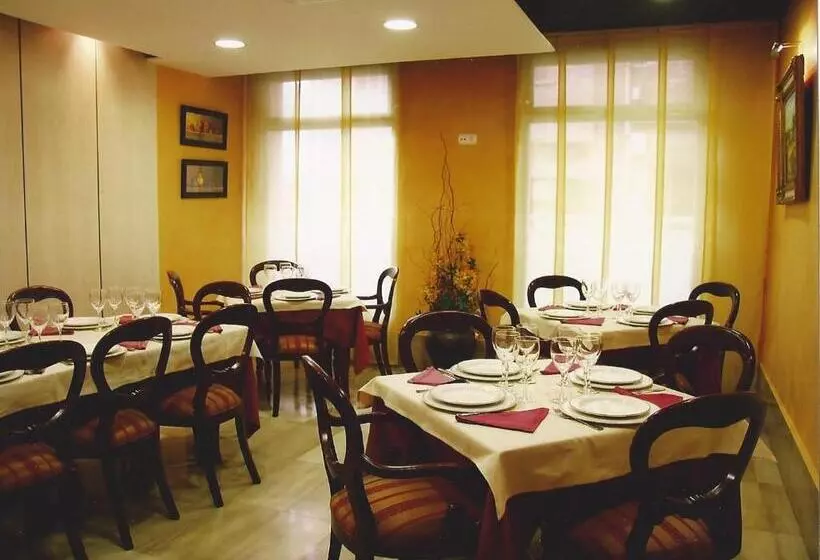 호텔 Hostal Torres