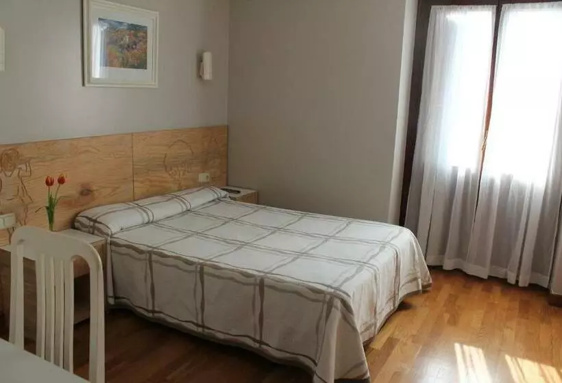 هتل Pensión Lagunak