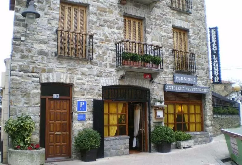 هتل Pensión Lagunak