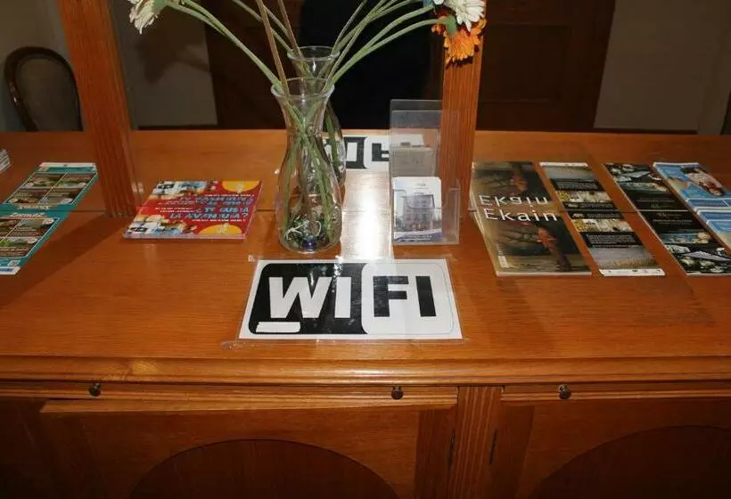 هتل Pensión Lagunak