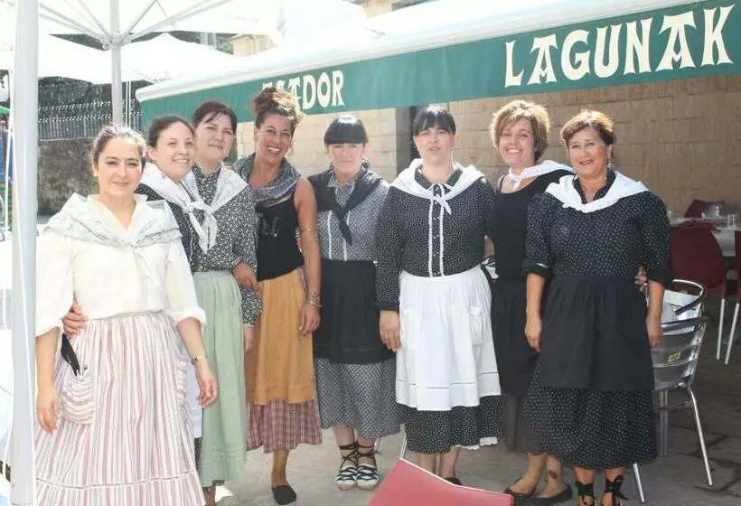 هتل Pensión Lagunak