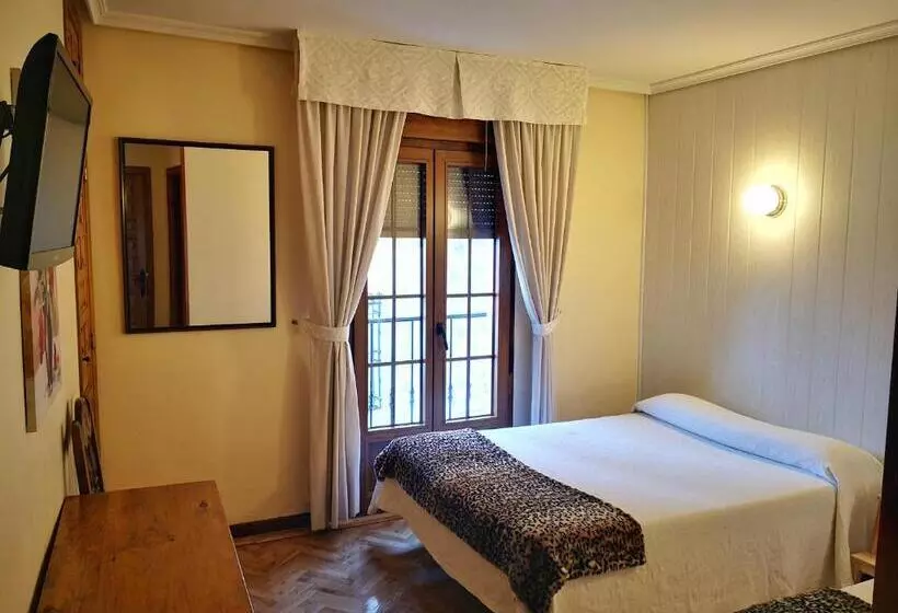 فندق Hostal Alcántara