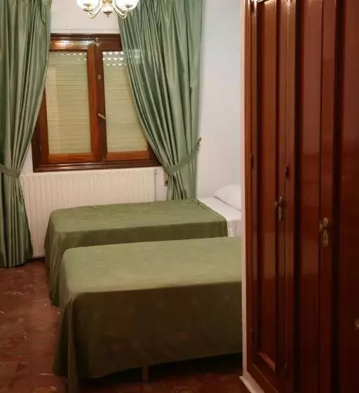 Отель Hostal Santa Barbara