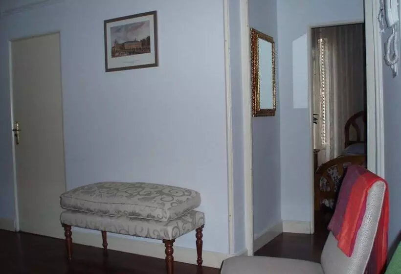 هتل Hostal Castilla