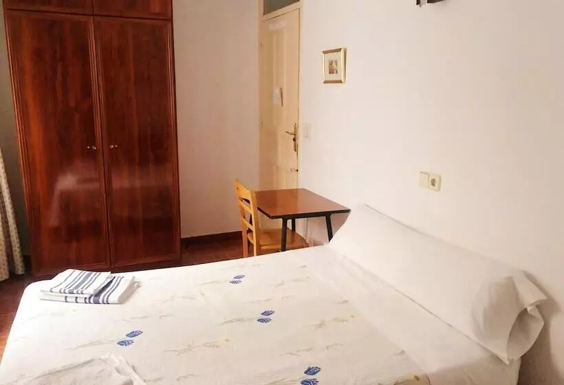 هتل Hostal Castilla