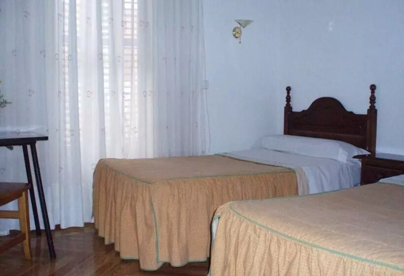 هتل Hostal Castilla