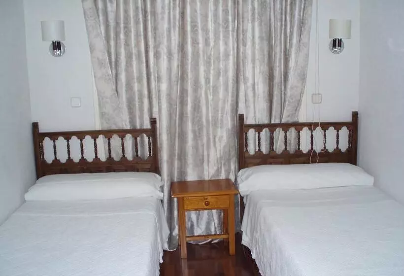 هتل Hostal Castilla