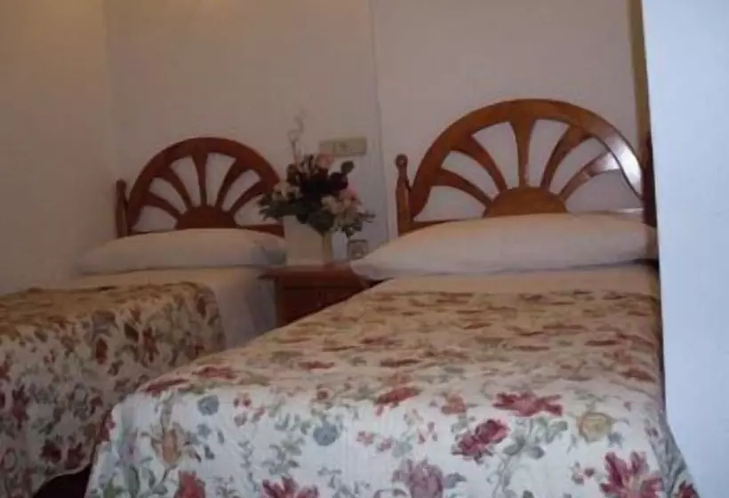 هتل Hostal Castilla