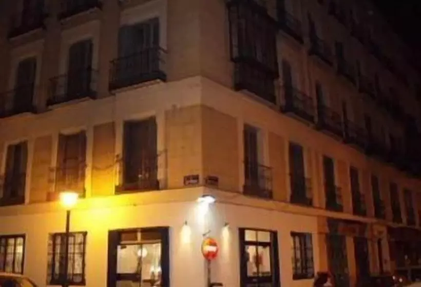 هتل Hostal Castilla