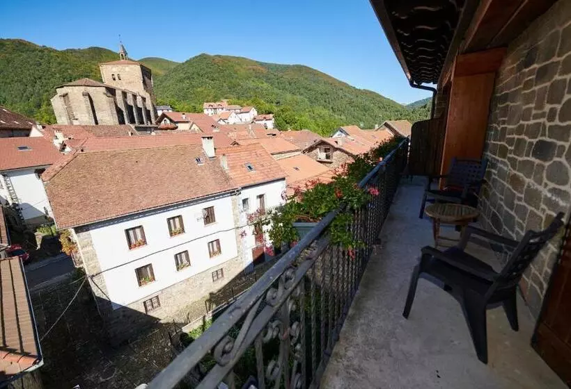 Отель Hostal Lola