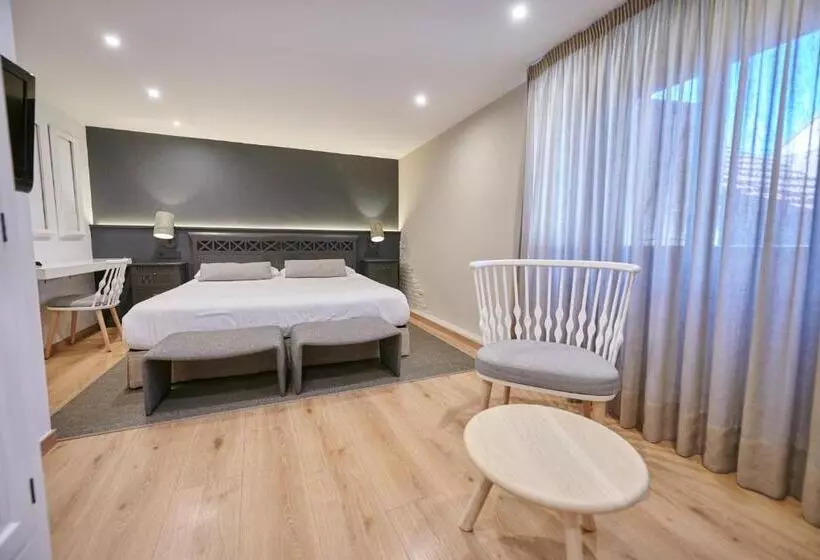 Отель Hostal Lola